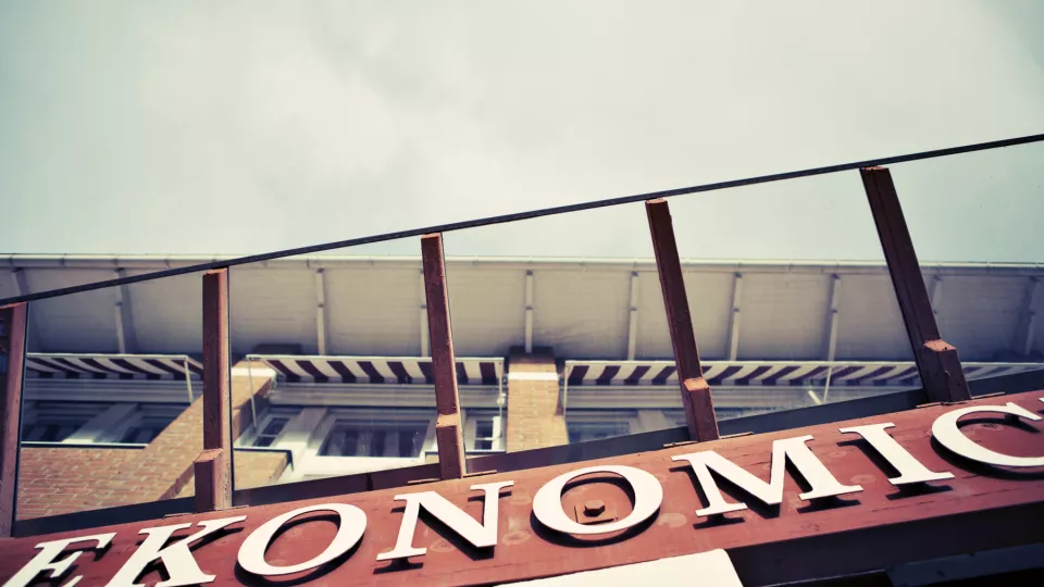 Detail from the front entrance to the LUSEM building. The letters "Economic" is seen. Photo.