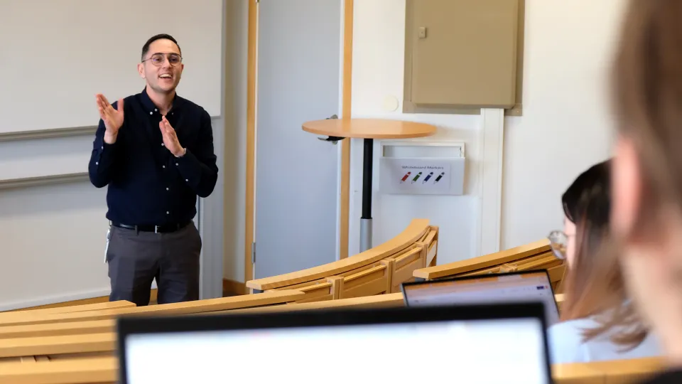 Teacher lecturing in a lecture hall. Photo.