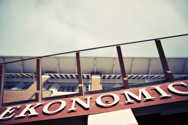 Detail from the front entrance to the LUSEM building. The letters "Economic" is seen. Photo.