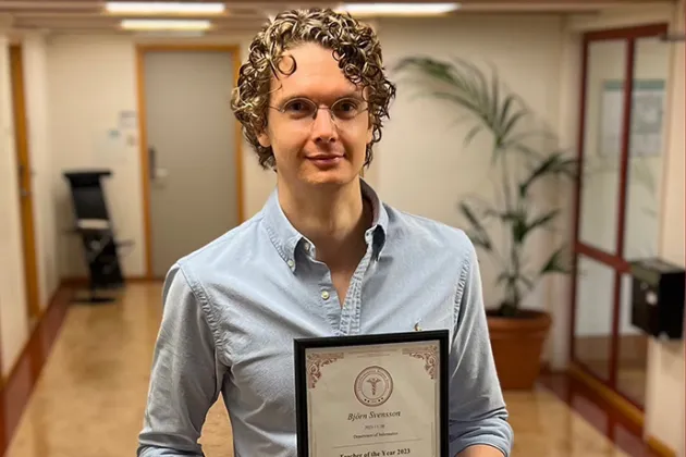 Björn Svensson holding his "best teacher" diploma. Photo.
