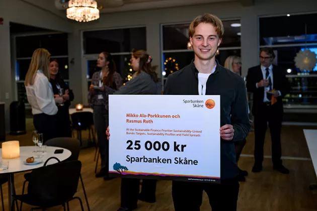 Happy prize winner! Rasmus Roth with the prize for the essay he wrote. Photo.