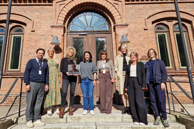 The DigiJustice team posing in the sun in front of the Pufendorf building enterance. 