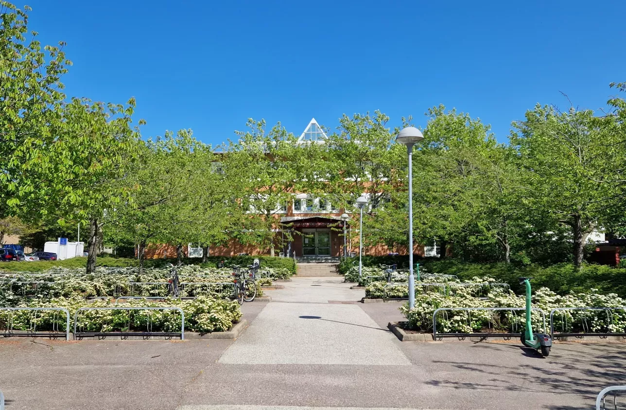 Photograph of Holger Crafoords Ekonomicentrum building 2 on a summers day