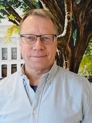 Jörgen Norén framför målning Per Helin