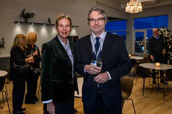 Sparbankstiftelsen Finn's managing director Katarina Andrén with Lars Bengtsson. Photo.