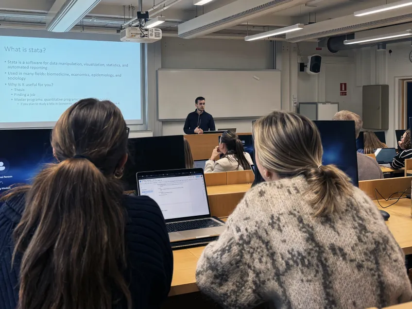 Lecture and workshop in computer lab. Photo.